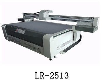 LR-2513通常我們也稱為萬能打印機(jī)，他是根據(jù)國(guó)際標(biāo)準(zhǔn)尺寸而來，加上這種uv機(jī)器不收材質(zhì)約束，差不多什么都可以打印，通常我們也稱之為萬能打印機(jī)